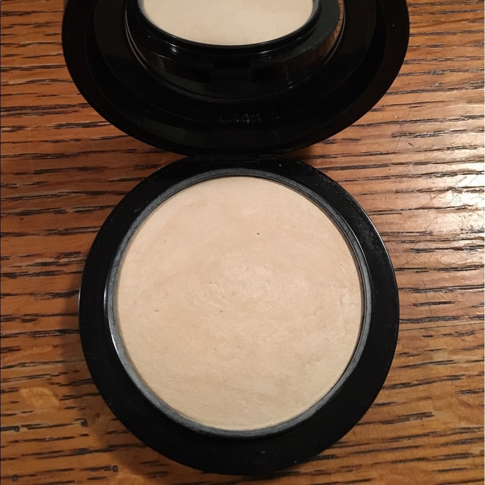 MAC Mineralize Skinfinish - Light